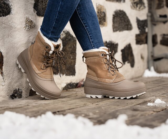 FW24_W_LAUREN_FEET_02.jpg